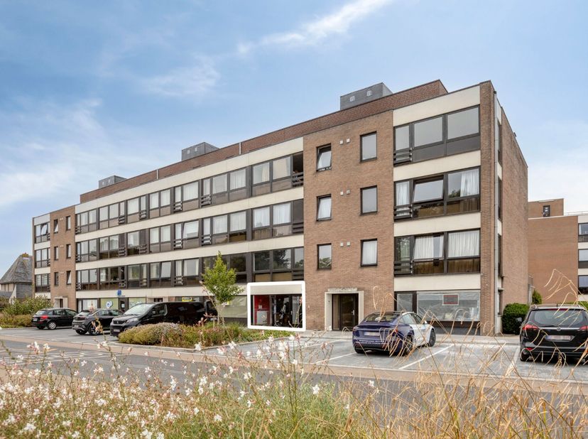 Gelegen op het gelijkvloers van residentie ‘Noord Uyt’, gelegen langs de Grauwe Broedersstraat in het centrum van Diksmuide, vinden we deze veelzijdig