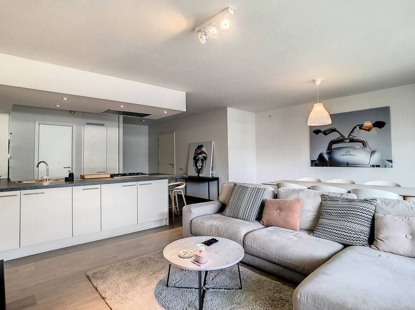 Dit ruime appartement van 96 m² is gelegen op een absolute toplocatie. Op slechts 2 minuten van het Zuid en dus ook op wandelafstand van het historisc