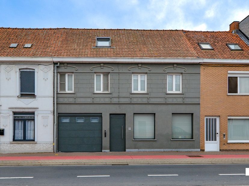 Deze uitzonderlijk ruime eengezinswoning&amp;nbsp;met een bewoonbare oppervlakte van maar liefst 288 m² (volgens EPC-attest) en vier slaapkamers is gelege