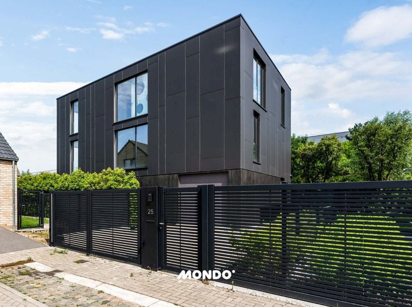 Deze exclusieve villa combineert ruimte, luxe en hoogtechnologische voorzieningen op een perceel van 6a 09ca, rustig gelegen in een doodlopende straat