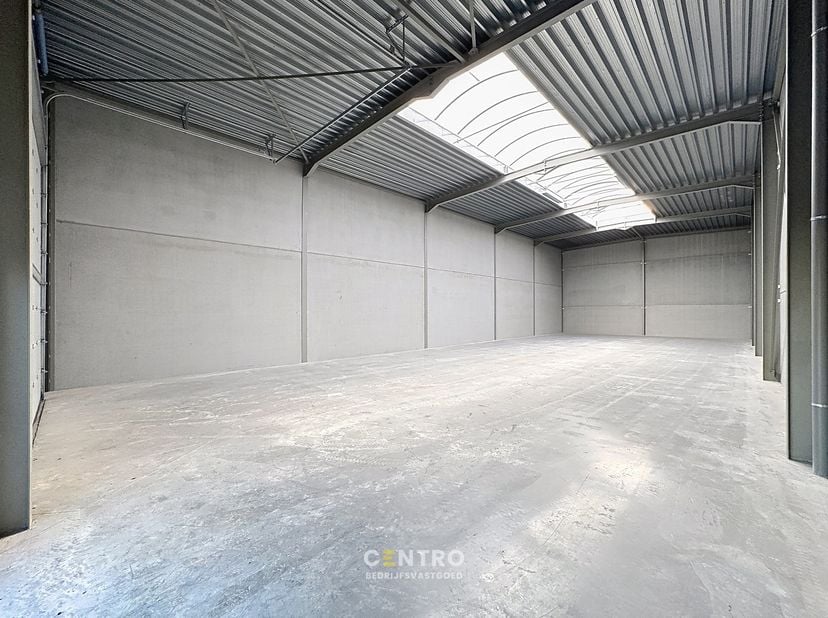 Benaderende AFMETINGEN:<br />
Breedte: 9,47m x lengte: 28,69m of ±272m²<br />
<br />
AFWERKING:<br />
-&amp;nbsp;Stalen constructie:&amp;nbsp;gezandstraald, b