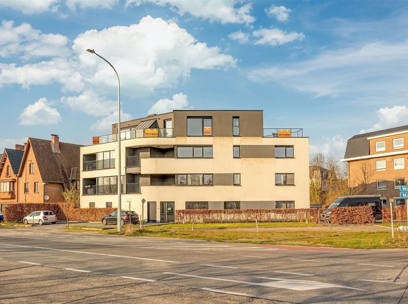 Penthouse avec 2 terrasses dans un environnement verdoyant avec vue sur l'eau à la frontière entre Gand et Mariakerke. Le bâtiment date de 2013. Il y