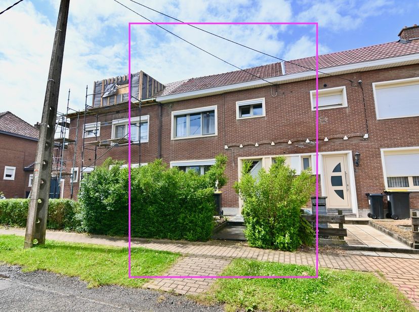 Deze charmante, leuke rijwoning is rustig gelegen in een kindvriendelijke buurt in Landen, met winkels, scholen en openbaar vervoer op wandel- en fiet