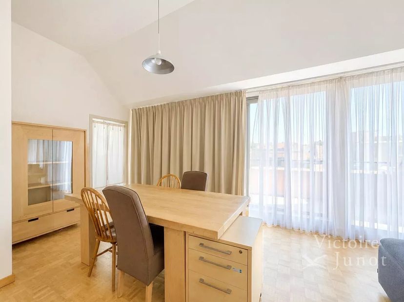 Bien présenté par Yanis Morsa : 0487 71 46 10 / yanis.morsa@victoire.be<br />
Victoire Junot vous propose ce superbe penthouse 3 chambres meublé de 12