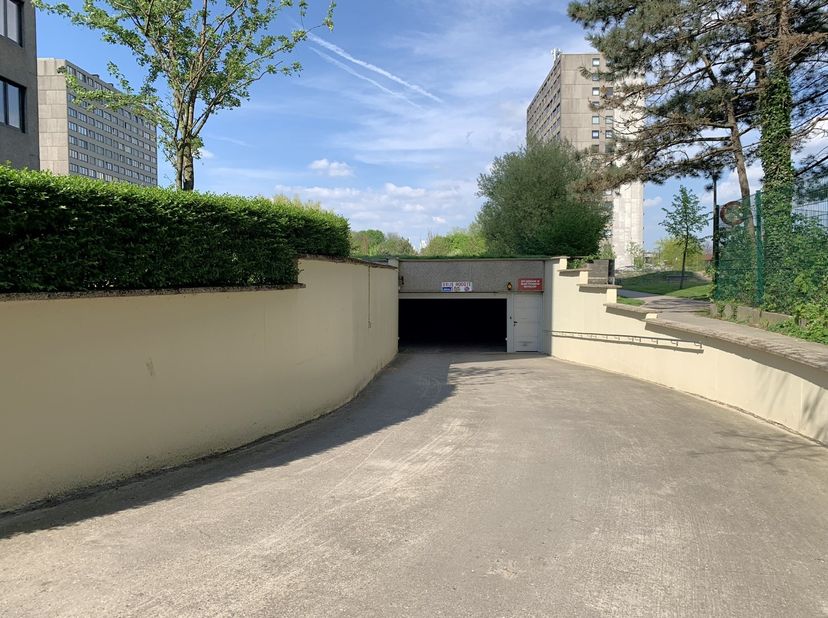 Bent u op zoek naar een parkeerplaats in een gesloten complex? Dan stellen wij graag deze autostaanplaats (nr. 195) aan u voor! <br />
<br />
Pluspunt