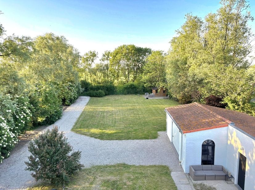 Rêvez-vous de vivre en toute tranquillité, entouré par la nature et des horizons vastes ? Alors ce bien dexception à Wulpen, section rurale dOostduink