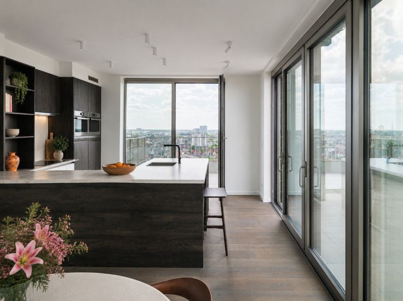 Penthouse met twee volwaardige slaapkamers en een uitzonderlijk terras met panoramisch zicht over Gent en zijn torens.<br />
<br />
Dit penthouse van