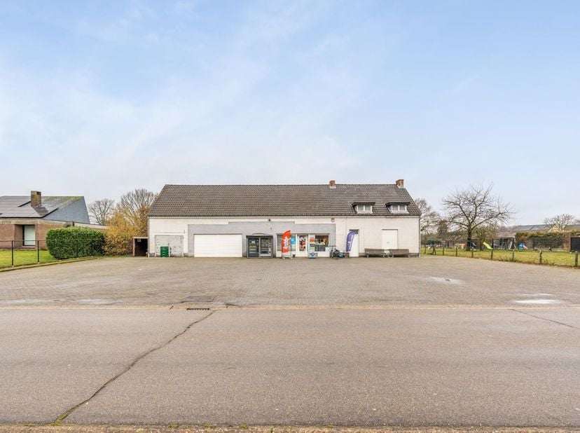 Commercieel gelegen eigendom met woning en achterliggende landbouwgrond <br />
<br />
Bent u op zoek naar een eigendom waar wonen en werken perfect