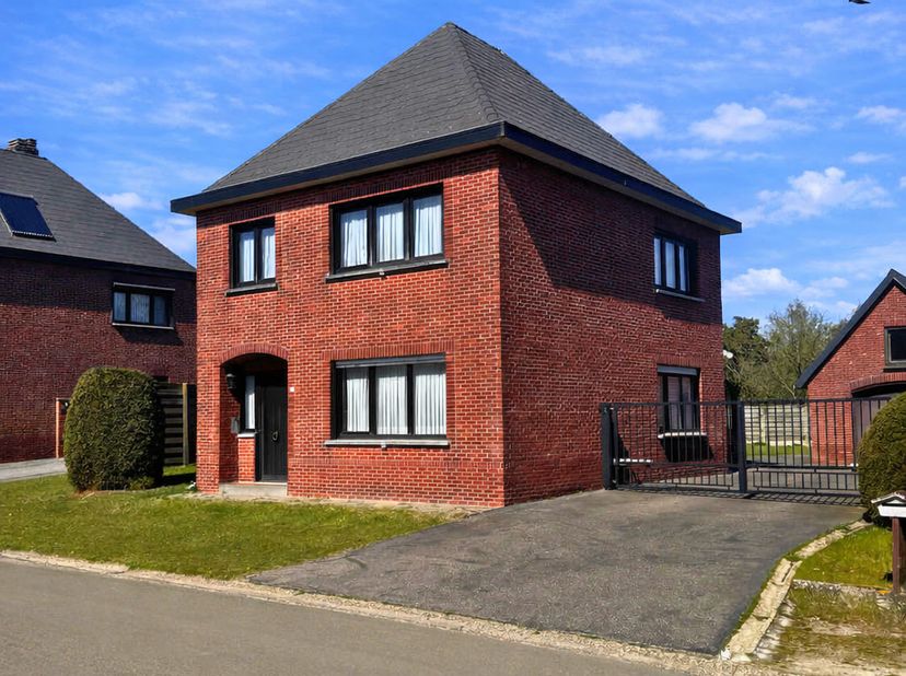 Rustig gelegen gezinswoning, Kapelstraat 83 (O.B., 3 slpk.)<br />
<br />
Deze verzorgde woning uit 1960 biedt een verrassend ruime indeling, veel natu