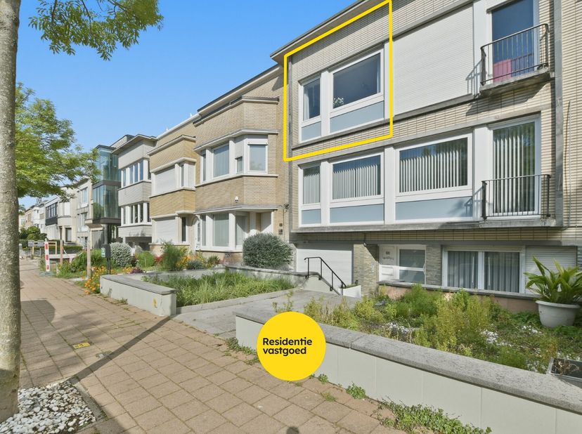 In een kleinschalige appartementsgebouw bevindt zich op de tweede verdieping dit smaakvol vernieuwde en instapklaar appartement op een centrale locati