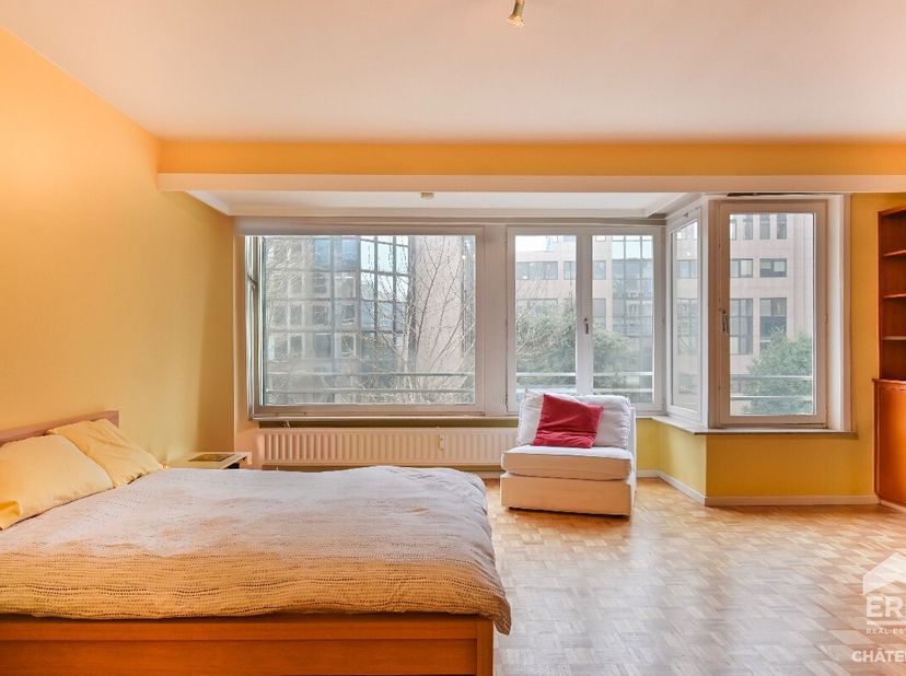 Ontdek deze charmante studio, ideaal gelegen in de Europese wijk van Brussel, gepresenteerd door ERA CHATELAIN. Met zijn 44 m² bestaat deze ruimte uit