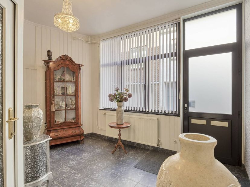 Het perceel is 209 m² groot en is volledig bebouwd.<br />
Wonen doe je op de verdieping waardoor je van voldoende privacy geniet, en dat midden in het