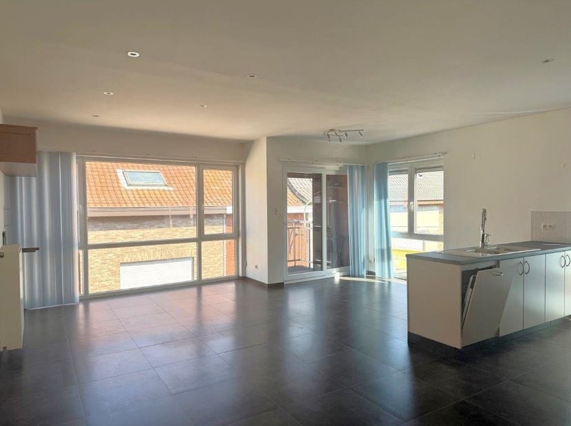 Appartement (bj 2010) gelegen op de 2de verdieping met inkom, living, uitgeruste keuken, badkamer, apart toilet, 2 slaapkamers, wasberging, kelderberg