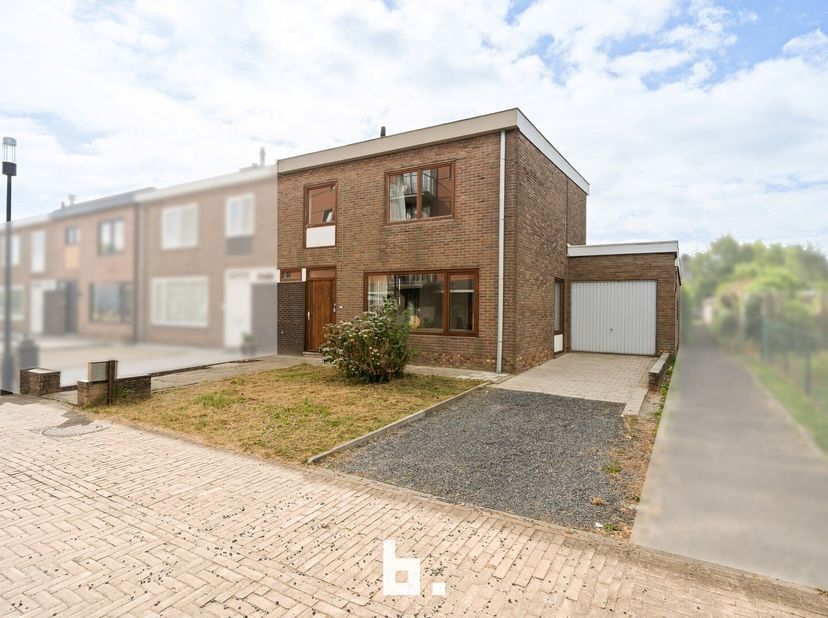 Op zoek naar een lichtrijke, energiezuinige woning in een rustige en kindvriendelijke buurt? Dan is deze charmante halfopen bebouwing in de geliefde F