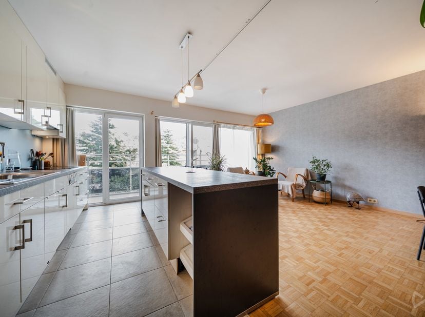 Vorst – Prachtig gerenoveerd 2-slaapkamerappartement met terras, vlak bij het Dudenpark<br />
Op een steenworp van het Dudenpark, in een gegeerde wijk