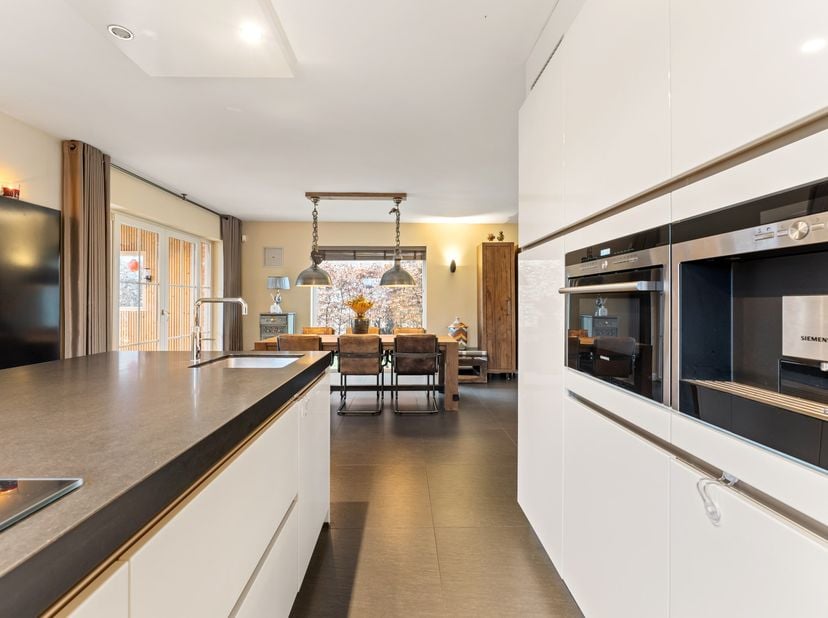 Deze instapklare woning is gelegen vlakbij de Nederlandse grens, op een zuidoost perceel van ca. 908 m². Het pand omvat oa. 3 slaapkamers, een badkame