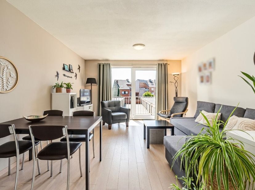 Gezellig appartement in Mariakerke Oostende, op wandelafstand van het strand en nabij het Ensorkerkje. Dit appartement in de Duinenstraat combineert e