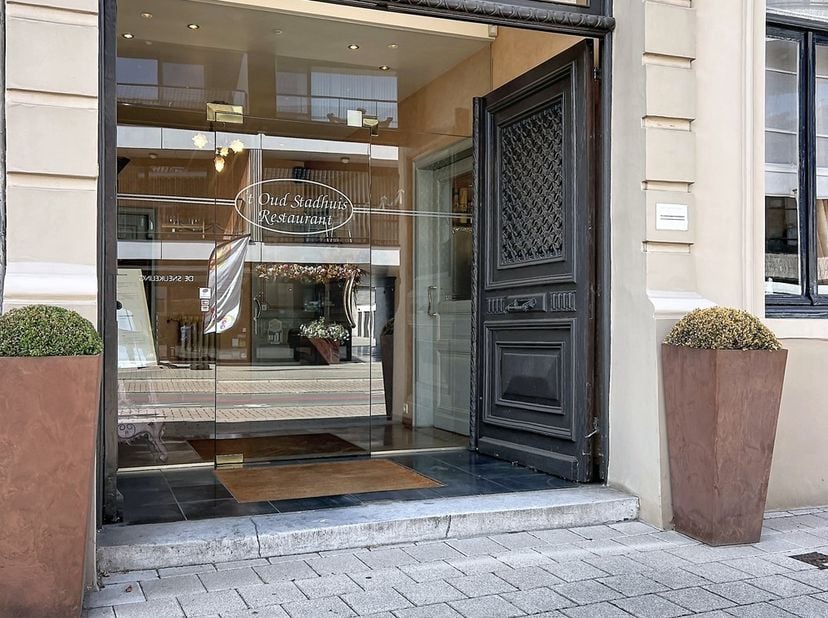 Benaderende OPPERVLAKTEN:<br />
Constructie - bewoonbare oppervlakten<br />
Herenhuis: 348 m²<br />
<br />
Grondoppervlakte<br />
Totale grondoppervla