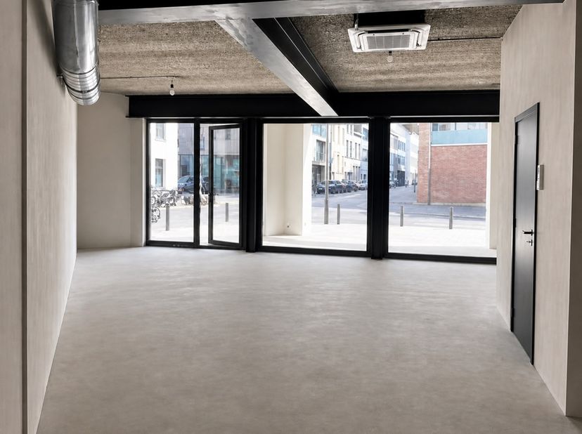 Handels- of horecaruimte met stadstuin te huur. De ruimte om het gelijkvloers is als volgt ingedeeld:<br />
- Gelijkvloers +/- 78m²<br />
- Overdekt t