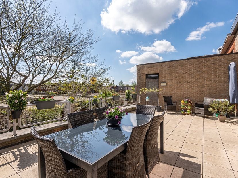 Uitzonderlijk ruim duplex appartement met 5 slpks (ca. 277 m²) en zonovergoten terras + privatieve tuin<br />
Bent u op zoek naar ruimte, comfort én e