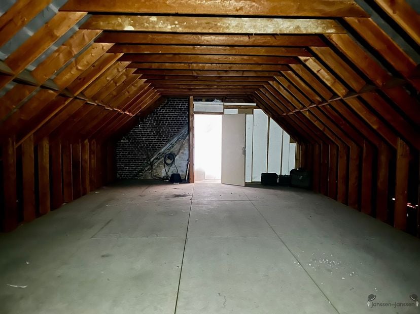 Gebouw voor gemengd gebruik met handelsruimte, ruim atelier en woonst in het centrum van Hamme<br />
In het centrum van Hamme bevindt zich dit gebouw