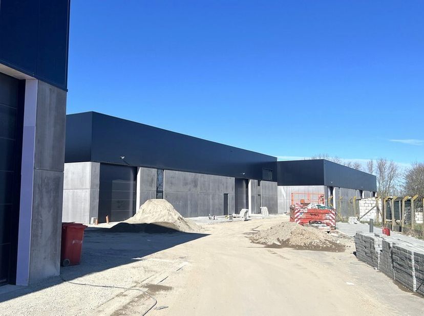 229m² nouveau bâtiment de stockage avec parking<br />
Emplacement : sur la zone industrielle de Herzele, facilement accessible via l'E40<br />
Spécifi