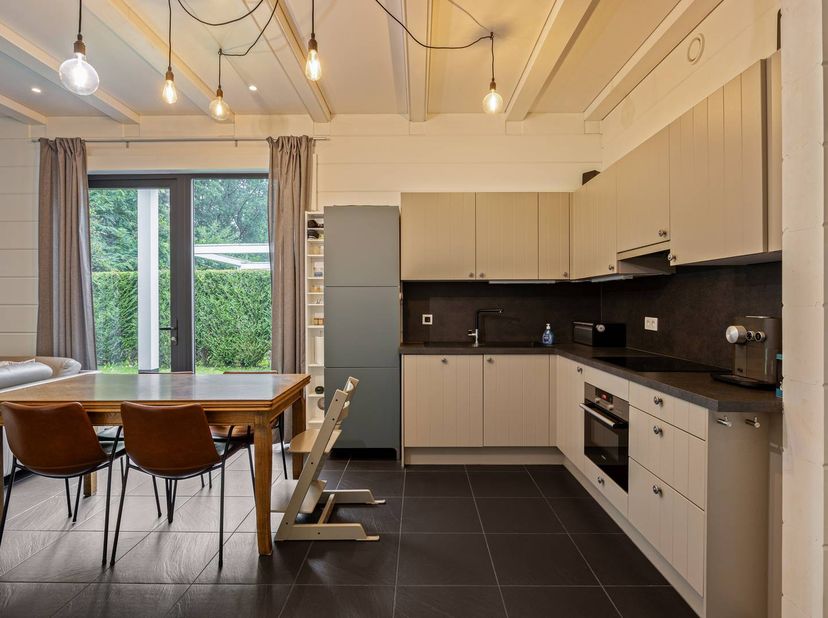 Cette luxueuse maison de vacances couvre environ 131 m² et est située sur un terrain de 348 m². Depuis le hall d'entrée, vous entrez dans l'espace de