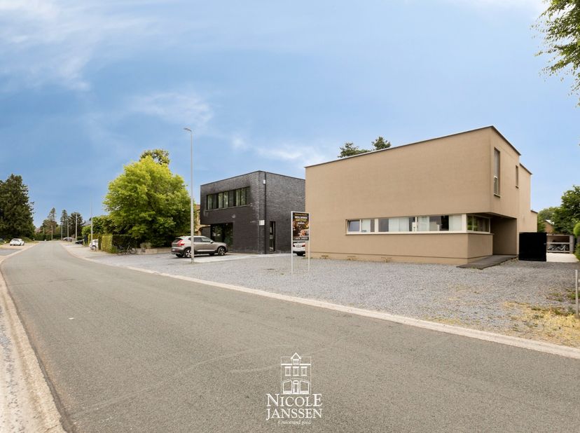 Ontdek deze degelijk gebouwde, moderne gezinswoning met vier slaapkamers, een praktijkruimte en een gezellige tuin met ingebouwd zwembad. Dankzij het