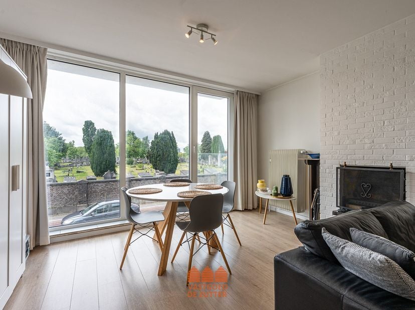 Aan de Hundelgemsesteenweg 337 te Ledeberg bevindt zich dit lichtrijke appartement op een uitstekende locatie. Op slechts 5 minuten wandelen van de Sc
