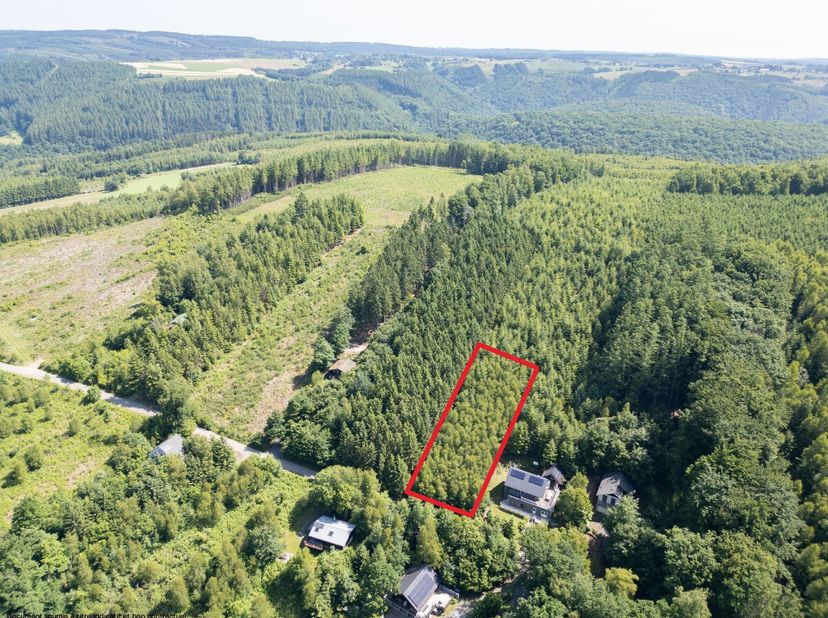 Lagence ERA B-LUX a le plaisir de vous présenter ce magnifique terrain situé à Maboge.D'une superficie de 1 382 m², ce terrain boisé profite dun envir