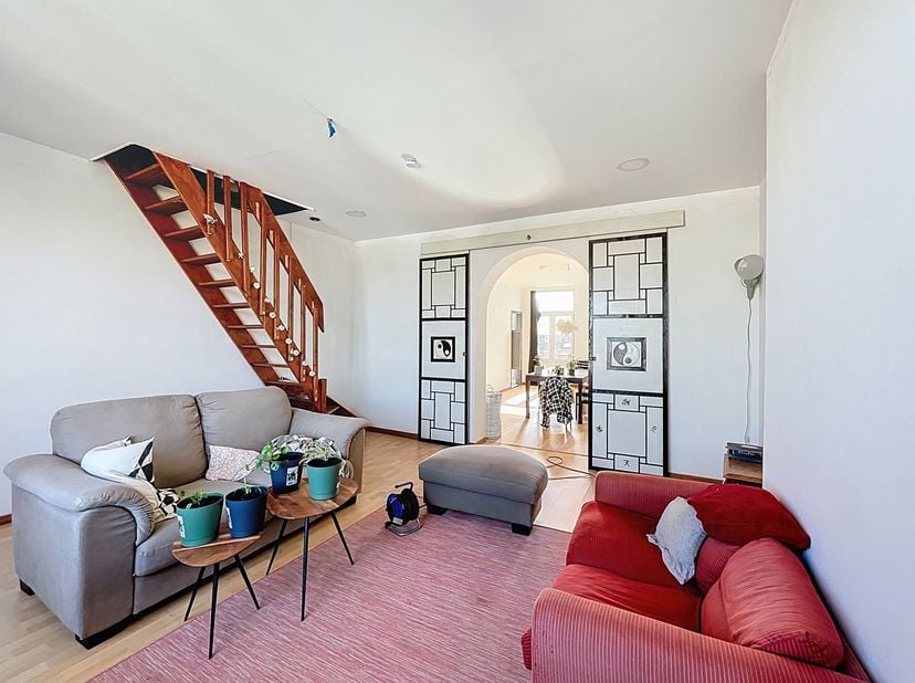 À proximité de l’av. Eugene Demolder, de l’av. Sleeckx et du parc du Hamoir, au 4E étage d’une petite copropriété, superbe triplex 4 chambres de ± 167