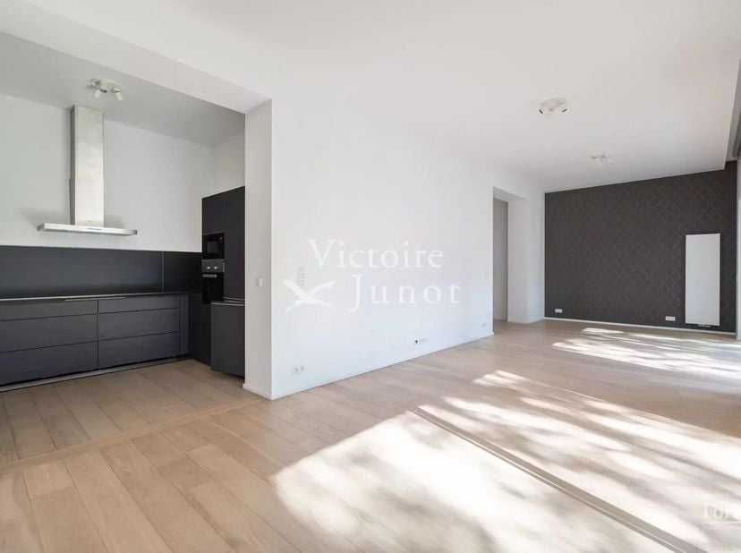 Victoire-Junot stelt u dit prachtig volledig gerenoveerd appartement voor, met een eigen ingang aan de straatkant (zoals een huis), een bewoonbare opp