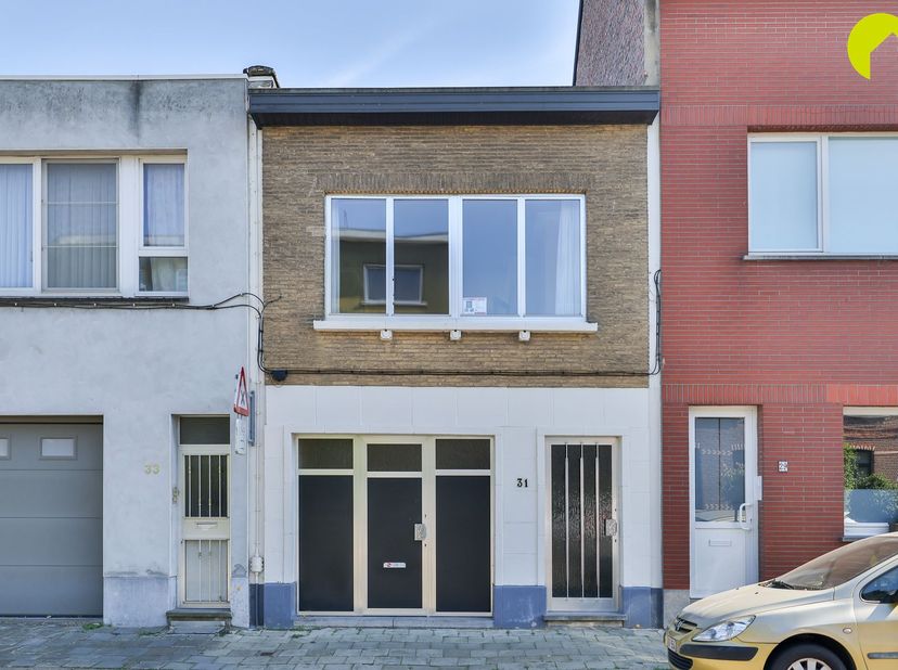 Dans un quartier résidentiel animé de Berchem, nous vous proposons cette maison familiale (120 m²) à rénover, dotée d'un garage intégré.<br />
La mais
