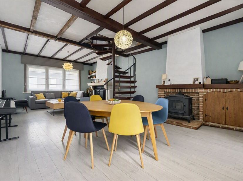 Maison bel-étage avec jardin, grenier aménagé et garage<br />
Découvrez cette agréable maison offrant de beaux espaces, idéale pour une famille ou l'