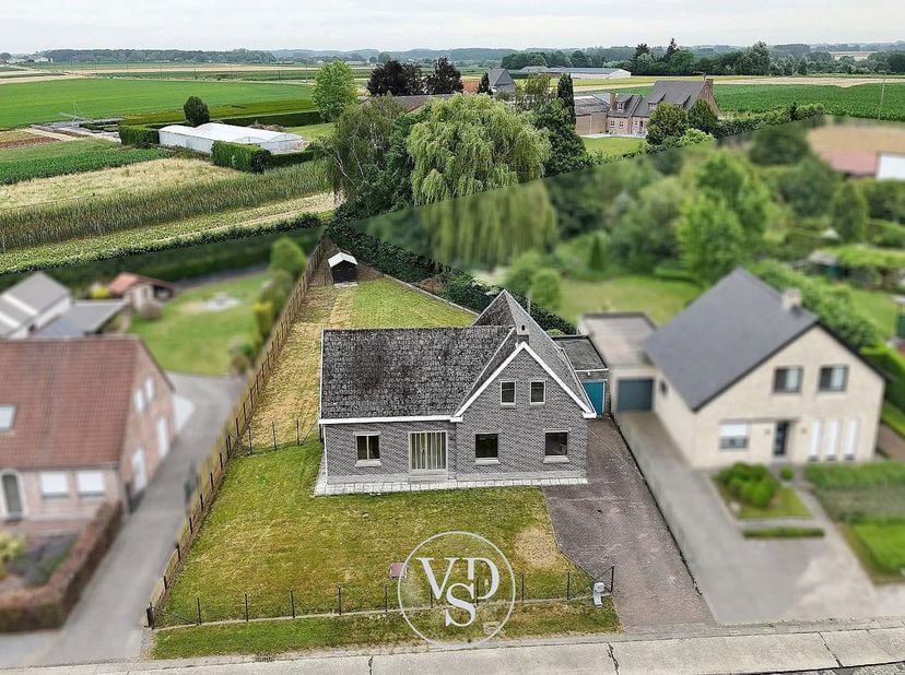 Deze ruime (net geen 200m²) opgefriste woning verwelkomt u met een inkomhal, een ruime en lichtrijke leefruimte, een afzonderlijke keuken, een badkame