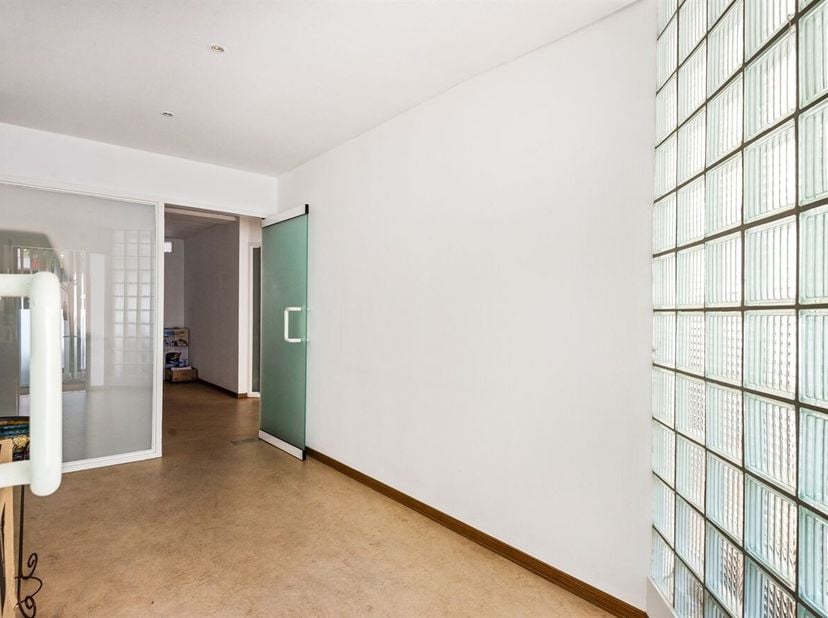Kantoorruimte van 94 m² met privatieve staanplaatsen in hartje Lier<br />
Op een centrale en vlot bereikbare locatie in de Kruisbogenhofstraat te Lier