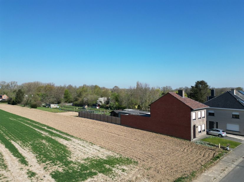 In een strategisch gelegen zijweg van de grote baan hebben wij deze bouwgrond (lot 2) te koop. <br />
Erpe is zeer goed gelegen in de omtrek rond de