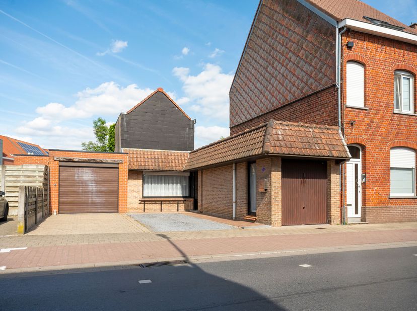 Knusse woning met garage en 2 slaapkamers te koop!<br />
Op een goeie locatie vinden we deze woning terug. Deze woning beschikt over een garage en een