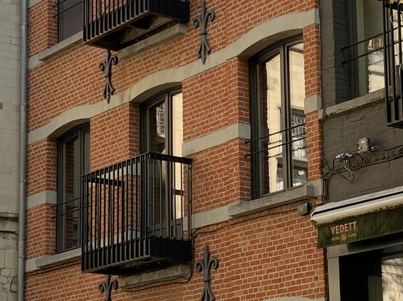 Prachtige loft op de eerste verdieping met uitzicht op de Stadswaag. De loft heeft zowel aan de voor- als achterzijde grote ramen die van vloer tot pl