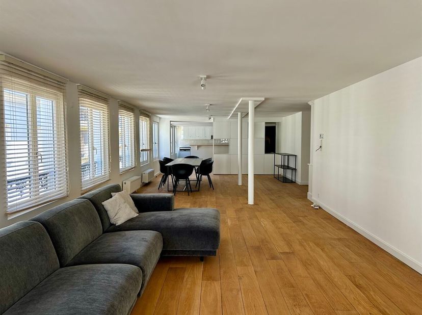Ruim (200m²) 2 slaapkamerappartement aan de Scheldekaaien te huur!<br />
Ligging: Het appartement bevindt zich in een prachtig kleinschalig gebouw gel
