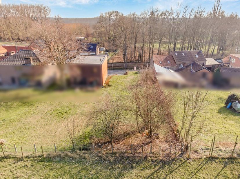 Vous recherchez une oasis de paix et de nature pour réaliser la maison de vos rêves ? Alors ce magnifique terrain à bâtir de 7a 61ca à Groot-Gelmen es