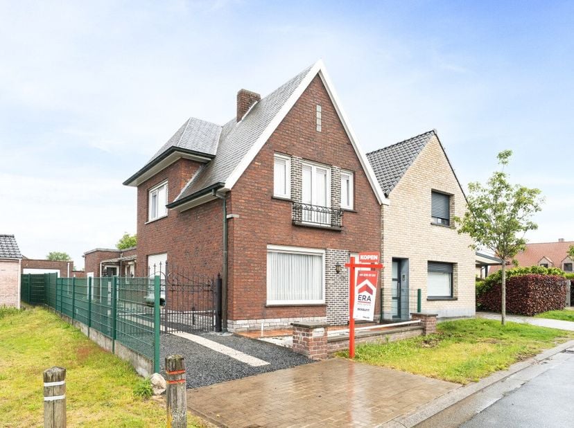 À vendre : maison semi-ouverte située Zaubeekstraat à Zulte, dans un quartier résidentiel calme. Construite en 1969, cette propriété offre un grand po