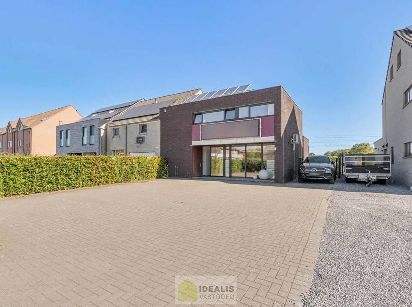 IDEALIS VASTGOED – GELIJKVLOERSE KANTOORRUIMTE MET BOVENLIGGEND APPARTEMENT OP EEN ZICHTLOCATIE IN DIEPENBEEK! Deze gelijkvloerse kantoorruimte van +