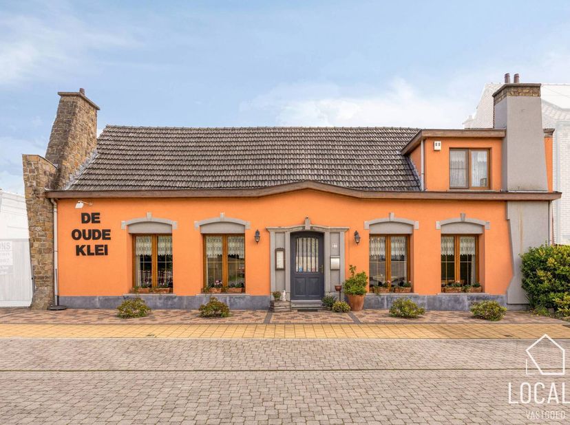Ontdek deze veelzijdige handelszaak op een uitstekende locatie in Erembodegem bij Aalst. Het pand is momenteel ingericht als restaurant, maar biedt da