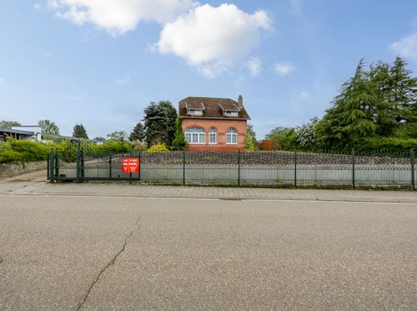 KARAKTERVOLLE WONING MET RUIME TUIN <br />
<br />
Bent u op zoek naar een karaktervolle woning met veel buitenruimte en tal van mogelijkheden? Dan is
