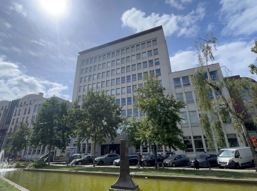 161m² de bureaux au septième étage (extensible à 696m²) dans l'emblématique immeuble de bureaux WAW avec une vue magnifique<br />
Emplacement : sur la