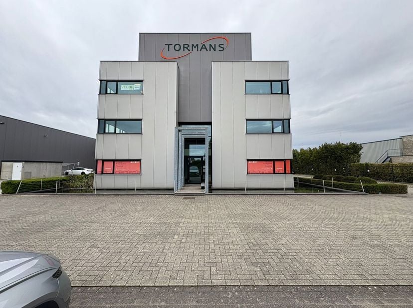 BESCHRIJVING:<br />
Deze kantoorverdieping bevindt zich in een modern bedrijfsgebouw aan de Liesdonk in Geel, met een uitstekende aansluiting op de ri