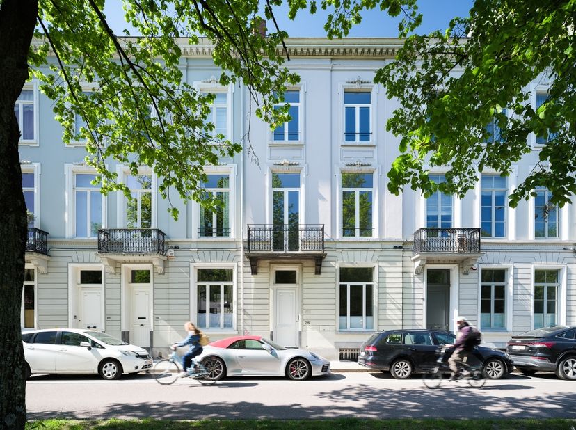 Coupure Links - Instapklare en karaktervolle herenwoning (=kantoor) met buitenruimte&amp;nbsp;<br />
&amp;nbsp;<br />
Deze herenwoning, met een bruto vloeropp