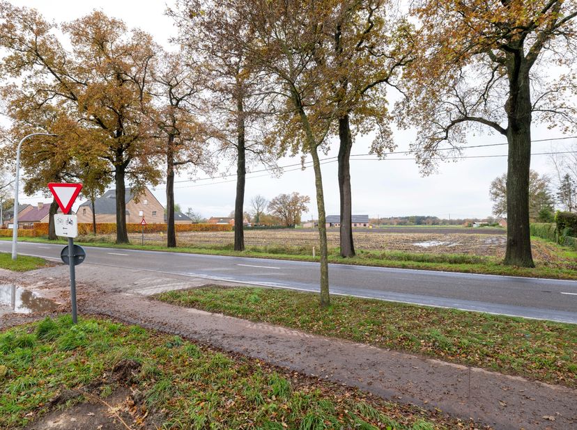 Unieke kans!<br />
<br />
Zeer ruimte projectgrond te Poppel van ca. 3.837m². <br />
<br />
Voor meer informatie kan u contact opnemen met ons kantoor