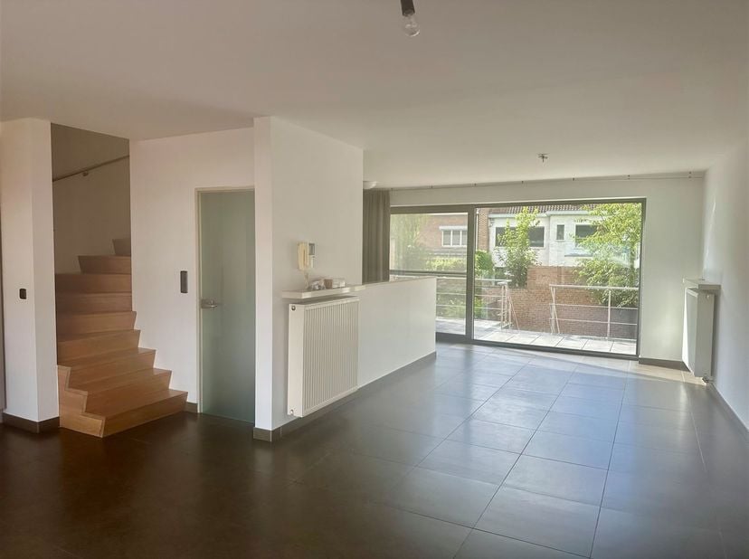 Bel etage woning met 3 slpk in centrum Oudenaarde.<br />
De woning omvat op het gelijkvloers een inkomhal, garage en berging.<br />
Op de eerste ver